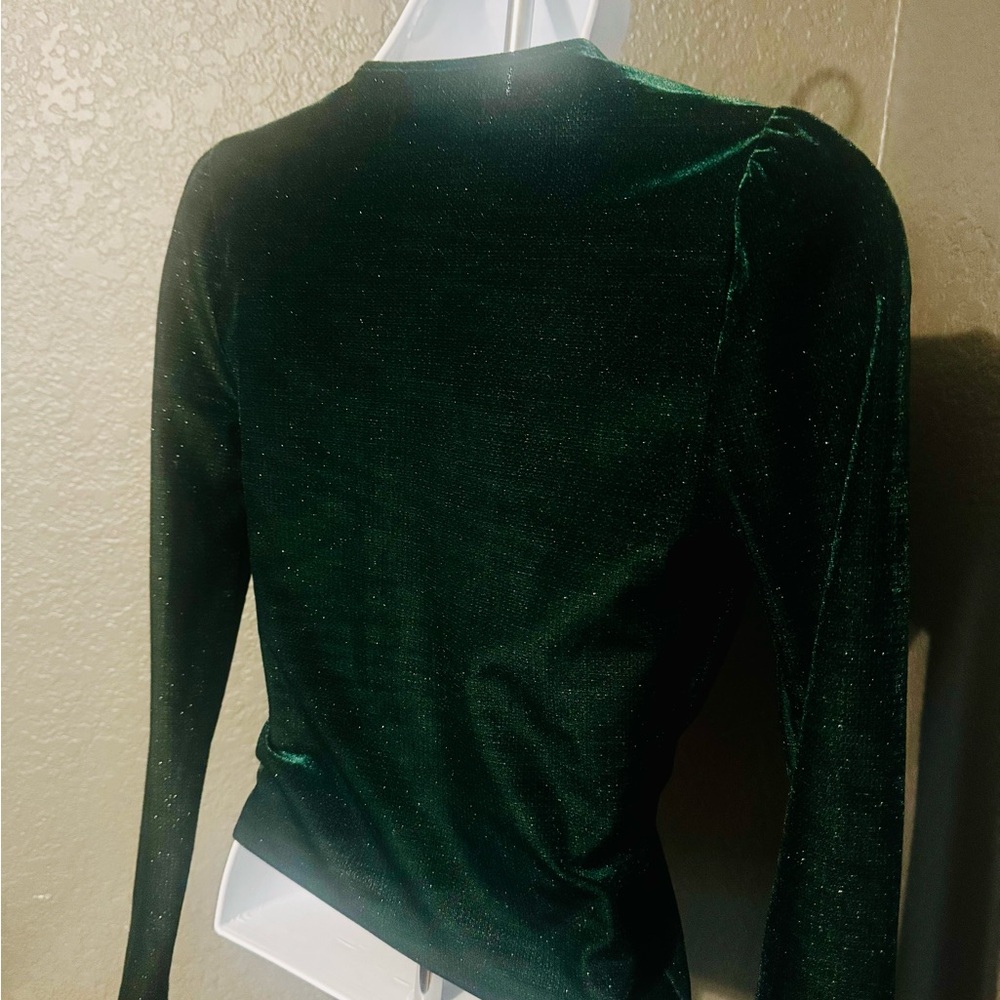 Elegant Emerald Green Women's Top - Picture 7 of 8